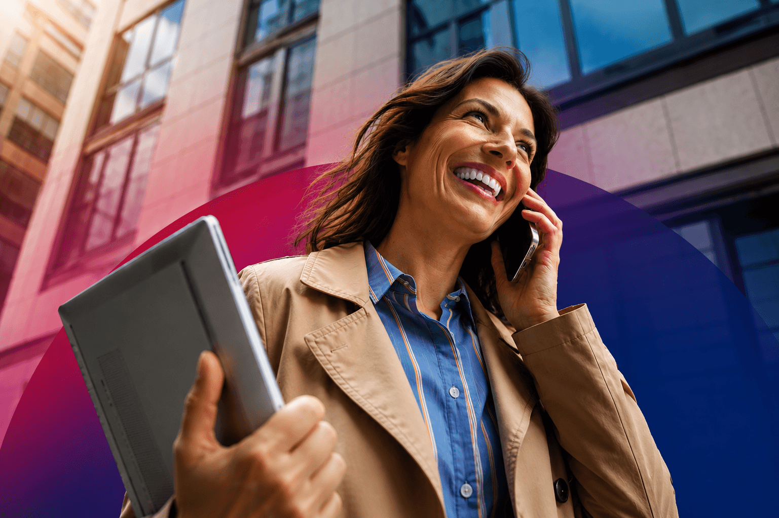 MyWEBSITE - Femme professionnelle avec tablet souriant